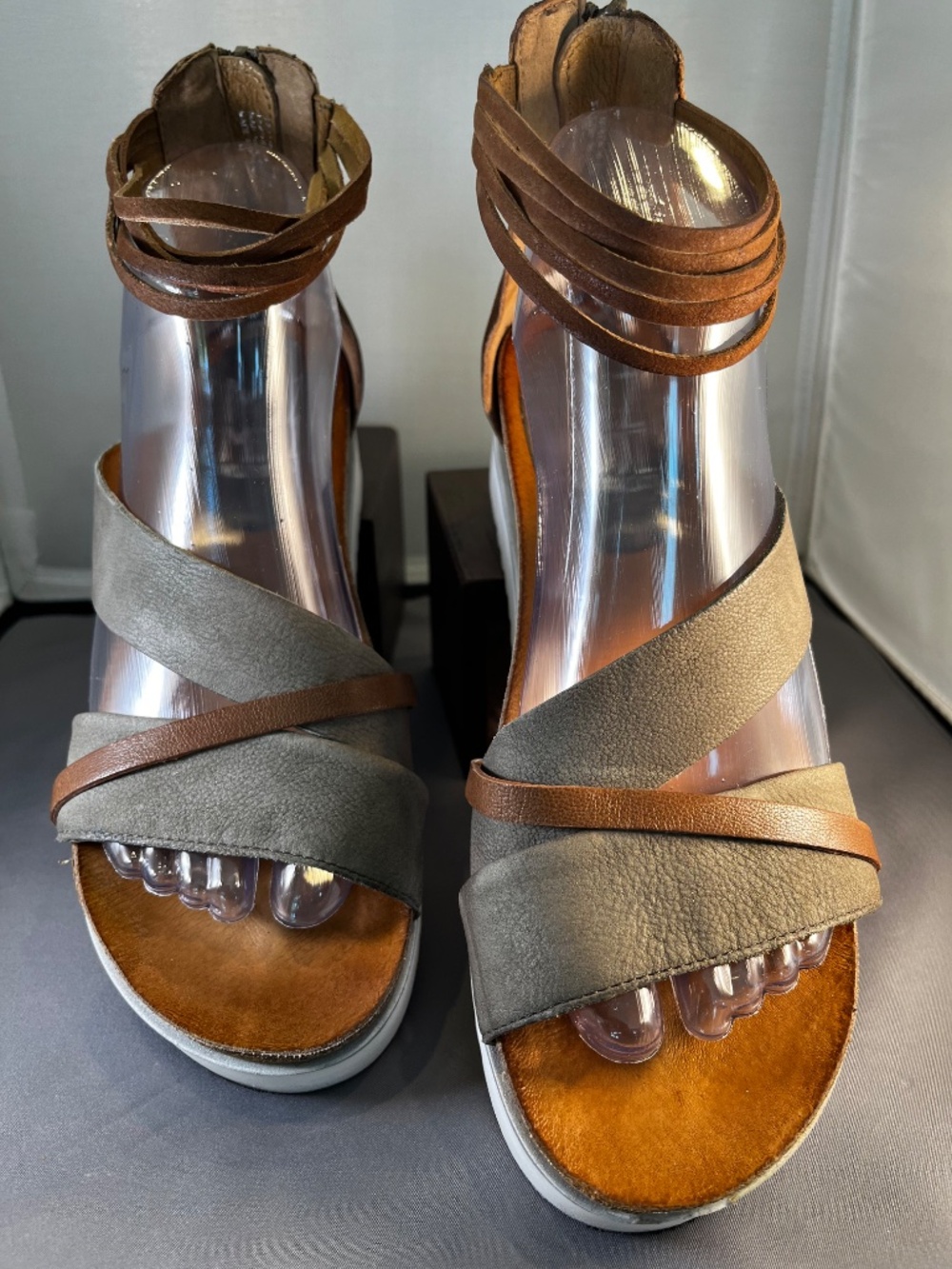 Miz Mooz New York City Tan and Khaki Ankle Strappy Sandals Size 38 (7.5-8) - Picture 3 of 9